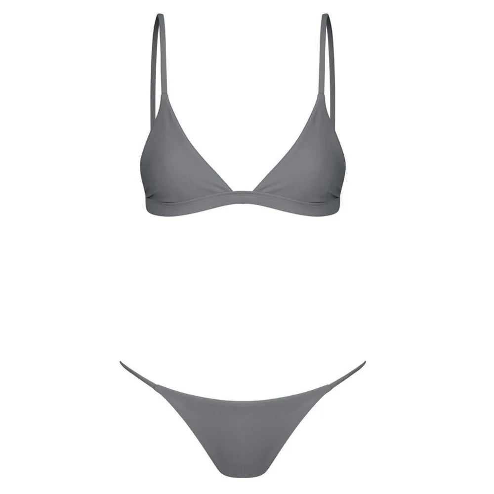 Luce sofisticada y a la moda con nuestro bikini bandeau. Diseñado para ofrecer comodidad, estilo y un ajuste favorecedor, este conjunto de baño brasileño es perfecto para relajarte en la piscina o disfrutar de un día de sol en la playa.